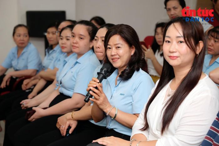 Các chị em phụ nữ đặt câu hỏi cho các diễn giả tại toạ đàm.