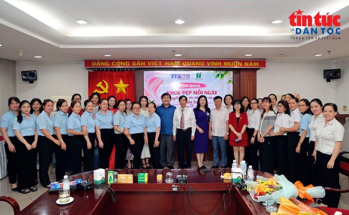 Khách mời và cán bộ, nhân viên Trung tâm Thông tin TTXVN Khu vực phía Nam chụp hình lưu niệm.