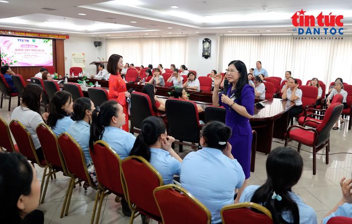 PGS. Trần Anh Vũ hướng dẫn chị em phụ nữ cách nhận biết tình trạng sức khoẻ của bản thân tại toạ đàm.