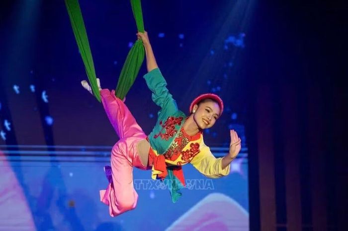Nghệ sĩ Ưu tú Bùi Thu Hương, gương mặt trẻ tiêu biểu của Liên đoàn Xiếc Việt Nam đang biểu diễn. Ảnh: TTXVN phát