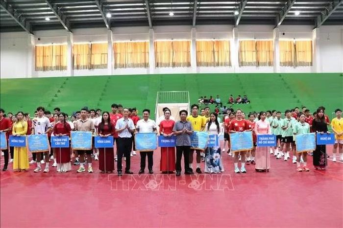 Ban Tổ chức trao cờ lưu niệm cho các đơn vị tham gia Giải.