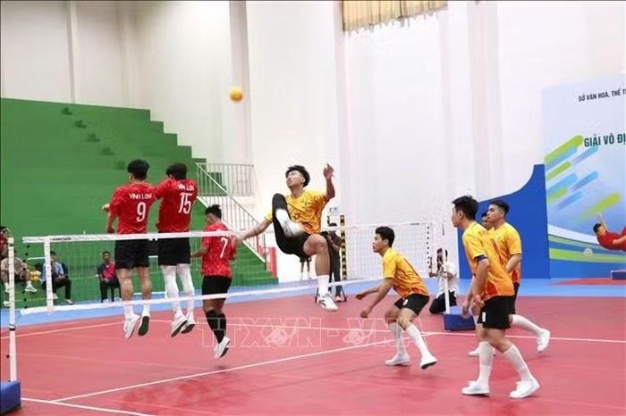 Sau lễ khai mạc phần tranh tài của 2 đội Vĩnh Long và Tp HCM ở nội dung 4 nam.