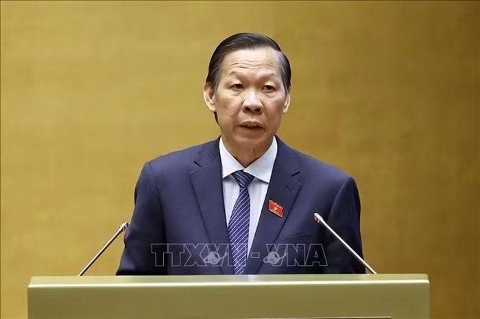 Chủ nhiệm Ủy ban Kinh tế và Tài chính của Quốc hội Phan Văn Mãi trình bày Báo cáo thẩm tra về dự án Luật sửa đổi, bổ sung một số điều của Luật Thương mại, Luật Cạnh tranh, Luật Quản lý ngoại thương, Luật Bảo vệ quyền lợi người tiêu dùng. Ảnh: Doãn Tấn/TTXVN