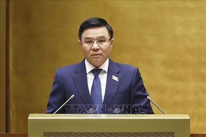 Bộ trưởng Bộ Công Thương Lê Mạnh Hùng, thừa ủy quyền của Thủ tướng Chính phủ trình bày tờ trình về 02 dự án: Luật sửa đổi, bổ sung một số điều của Luật Thương mại, Luật Cạnh tranh, Luật Quản lý ngoại thương, Luật Bảo vệ quyền lợi người tiêu dùng; Luật sửa đổi, bổ sung một số điều của Luật Điện lực. Ảnh: Doãn Tấn/TTXVN