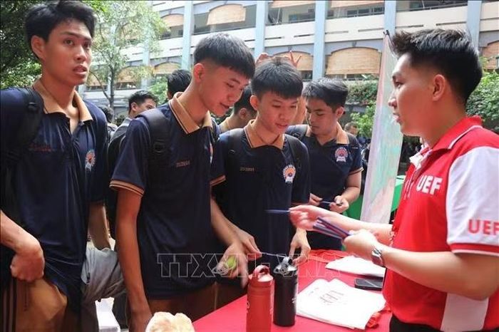 Học sinh ở Đồng Nai tìm hiểu thông tin về việc làm trong tương lai tại chương trình hướng nghiệp.