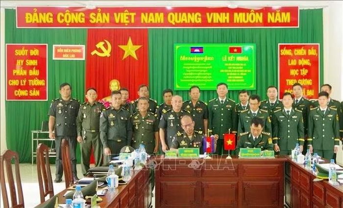 Đại diện Đồn Biên phòng Đắk Lao và Tiểu đoàn 115 ký kết biên bản kết nghĩa, thống nhất các nội dung phối hợp trong quản lý, bảo vệ biên giới. Ảnh: TTXVN phát