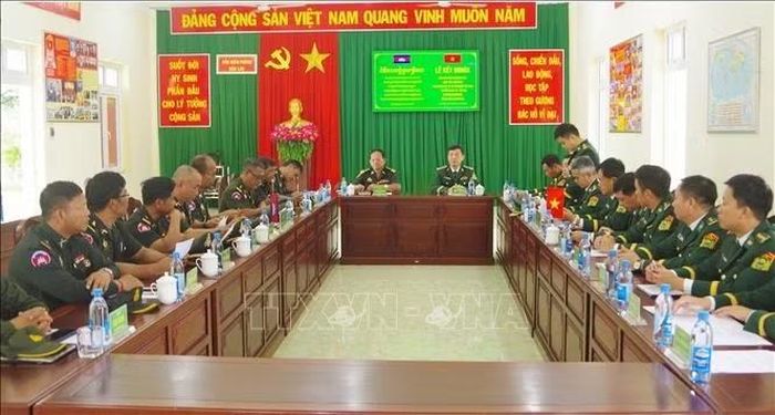 Đại biểu hai bên tham dự lễ kết nghĩa. Ảnh: TTXVN phát