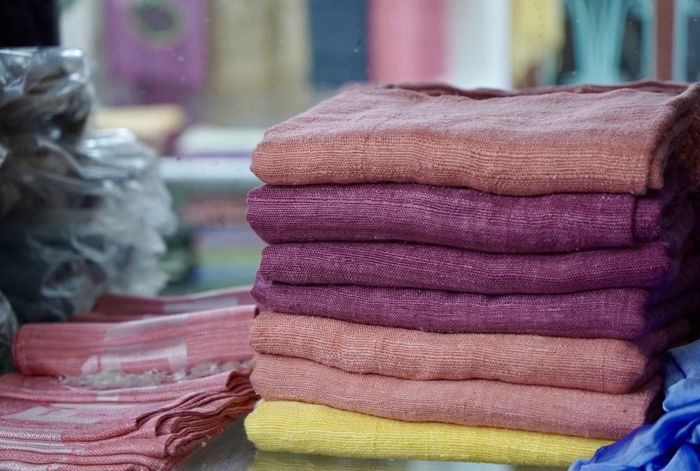 Khăn lụa với nhiều màu sắc, họa tiết được trưng bày tại cơ sở sản xuất ở Phùng Xá. Ảnh: Thanh Diệu