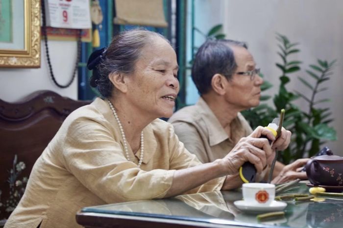 Từ cuống sen sau thu hoạch, những sợi tơ được khai thác để phục vụ quá trình tạo ra sản phẩm thủ công. Ảnh: Thanh Diệu