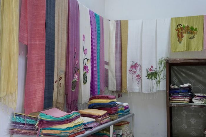 Khăn lụa với nhiều màu sắc, họa tiết được trưng bày tại cơ sở sản xuất ở Phùng Xá. Ảnh: Thanh Diệu