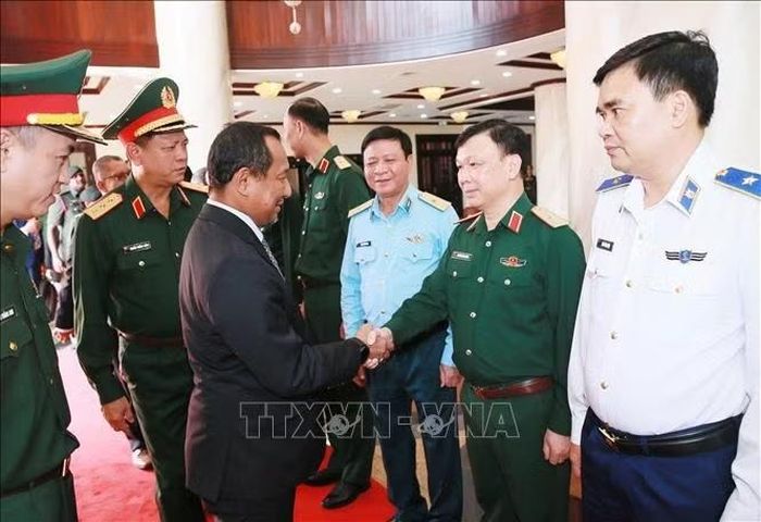 Ngài Datuk Lokman Hakim Ali, Tổng Thư ký Quốc phòng Malaysia và quan chức Quốc phòng Việt Nam. Ảnh: Trọng Đức/TTXVN