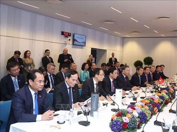 Tổng Bí thư, Chủ tịch nước Tô Lâm và thành viên đoàn cấp cao Việt Nam dự cuộc gặp gỡ lãnh đạo một số doanh nghiệp tiêu biểu của Đan Mạch. Ảnh: Thống Nhất/TTXVN