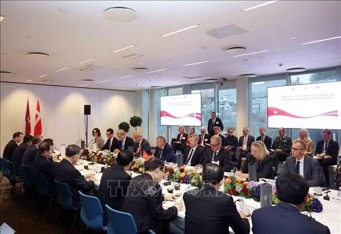 Tổng Bí thư, Chủ tịch nước Tô Lâm và Nhà Vua Đan Mạch Frederik X gặp gỡ lãnh đạo một số doanh nghiệp tiêu biểu của Đan Mạch. Ảnh: Thống Nhất/TTXVN