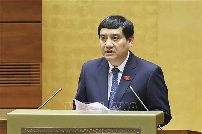 Chủ nhiệm Ủy ban Văn hóa và Xã hội của Quốc hội Nguyễn Đắc Vinh trình bày Báo cáo thẩm tra về dự án Luật sửa đổi, bổ sung một số điều của Luật Thể dục, thể thao, Luật Du lịch, Luật Thư viện, Luật Điện ảnh, Luật Di sản văn hóa, Luật Quảng cáo, Luật Báo chí. Ảnh: Doãn Tấn/TTXVN