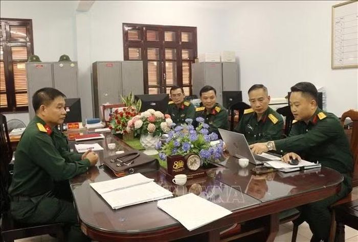 Kiểm tra công tác số hóa và giải quyết thủ tục hành chính tại Bộ Chỉ huy Quân sự thành phố Bắc Ninh. Ảnh: Thái Hùng/TTXVN