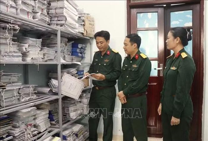 Đoàn công tác của Bộ Quốc phòng kiểm tra công tác số hóa và giải quyết thủ tục hành chính tại Bộ Chỉ huy Quân sự thành phố Bắc Ninh. Ảnh: Thái Hùng/TTXVN