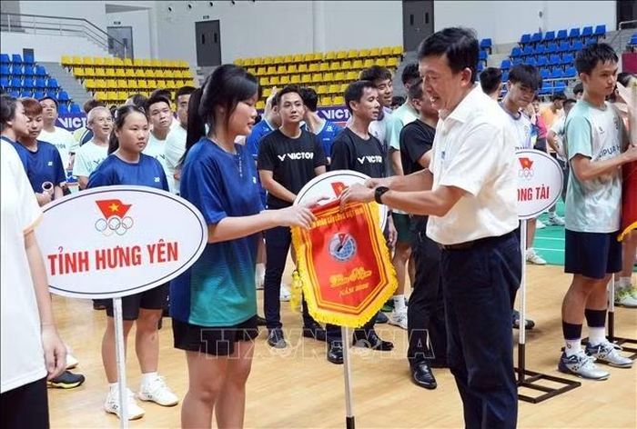Phó Giám đốc Sở VHTT&DL Quảng Trị Phan Văn Hoá tặng cờ lưu niệm cho đại diện các đoàn tham gia giải đấu.