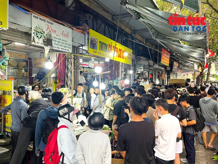 Ghi nhận lúc 17 giờ, các ki-ốt bán hoa tại chợ Cầu Giấy, phố Nguyễn Khang, tấp nập khách đến mua hoa nhân dịp Ngày Phụ nữ Việt Nam 20/10. Theo quan sát, khách hàng chủ yếu là các bạn trẻ.
