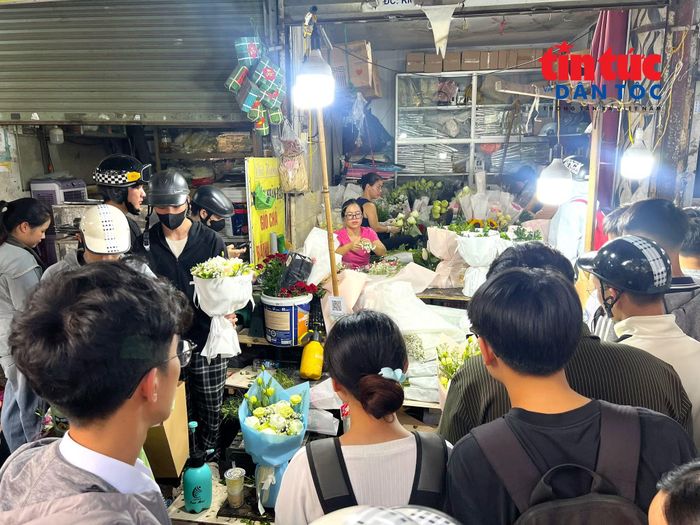 Dự báo thị trường hoa tươi sẽ còn "sốt" đến hết ngày 20/10.