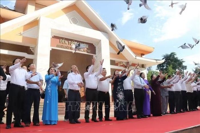 Đại biểu thả chim bồ câu thể hiện ước vọng hoà bình, tự do và hạnh phúc cho nhân dân tại lễ tưởng niệm.