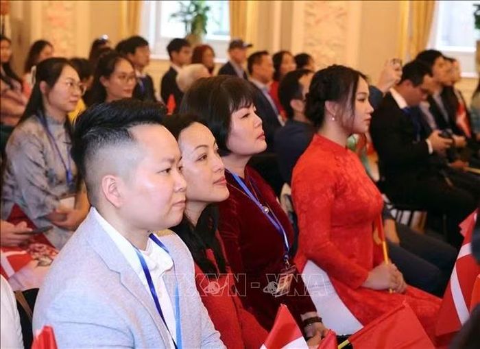 Cán bộ, nhân viên Đại sứ quán Việt Nam tại Đan Mạch và cộng đồng người Việt Nam tại Đan Mạch, Iceland và Nam Thuỵ Điển dự buổi gặp. Ảnh: Thống Nhất/TTXVN
