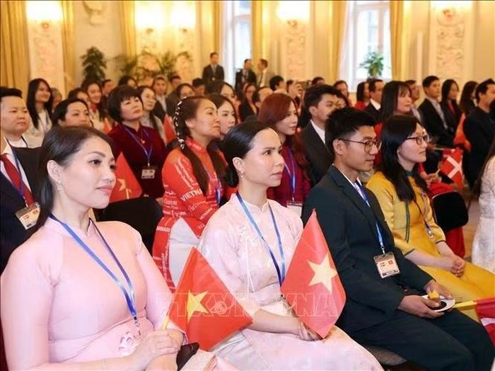 Cán bộ, nhân viên Đại sứ quán Việt Nam tại Đan Mạch và cộng đồng người Việt Nam tại Đan Mạch, Iceland và Nam Thuỵ Điển dự buổi gặp. Ảnh: Thống Nhất/TTXVN