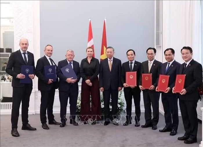 Tổng Bí thư, Chủ tịch nước Tô Lâm và Thủ tướng Đan Mạch Mette Frederiksen chứng kiến lễ trao các văn kiện hợp tác giữa các bộ, ngành, cơ quan và doanh nghiệp hai nước. Ảnh: Thống Nhất/TTXVN