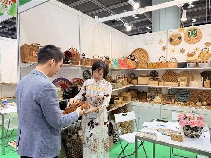 Gian hàng của Hà Nội giới thiệu sản phẩm tại Hội chợ. Ảnh: Lê Anh/PV TTXVN tại Hong Kong