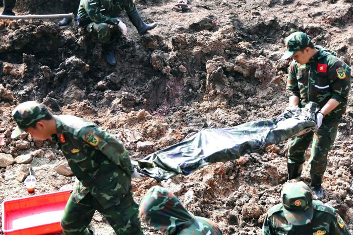 Các hài cốt liệt sĩ được đưa về khu lấy mẫu và lưu mẫu.