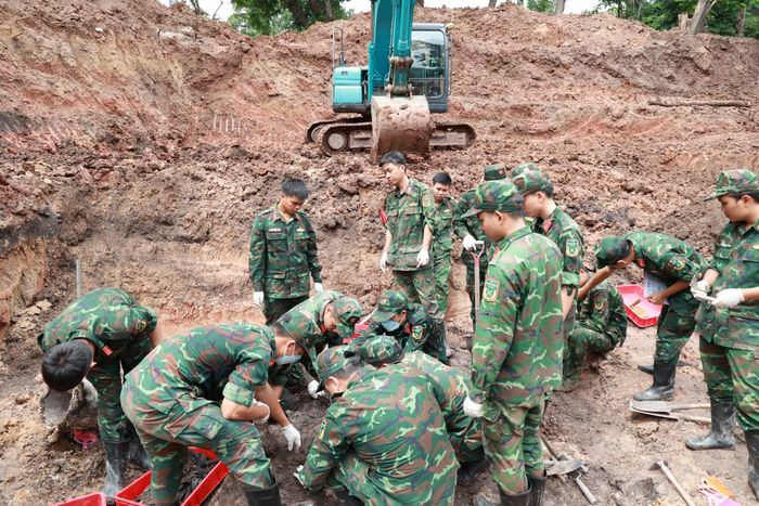 Lực lượng tìm kiếm hài cốt liệt sĩ tại khu B, Công viên Lê Thị Riêng.