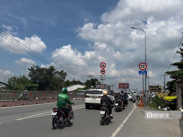 Từ ga C16, tuyến chuyển hướng nhập vào hành lang bên trái Quốc lộ 13 theo hướng từ Thủ Dầu Một về Tp.HCM, vượt cầu Ông Dầu đến ga C17. Ga này được bố trí trước vị trí giao cắt với tuyến đường sắt quốc gia Bắc - Nam và đường Phạm Văn Đồng, đồng thời kết nối trung chuyển với tuyến metro số 6.