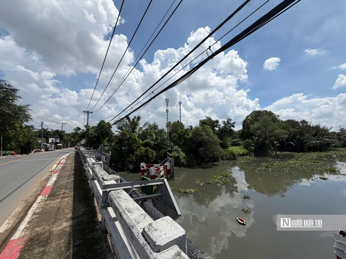 Sau ga C14, tuyến đi dọc bờ phải Rạch Dừa đến ga C15, sau đó vượt đường Hiệp Bình. Ga C16 được bố trí trước khu đô thị Vạn Phúc (Trong ảnh là tuyến Rạch Dừa, đi qua đường Hiệp Bình).