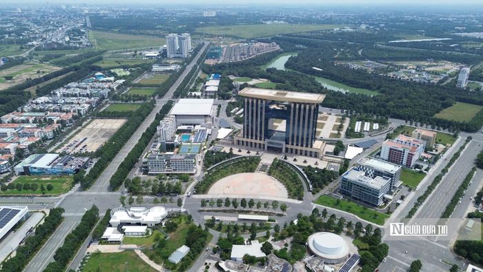 Theo phương án được chấp thuận, toàn tuyến có 24 nhà ga, trong đó 11 ga trên cao từ C0 đến C10 và 13 ga ngầm từ C11 đến C23, kết hợp hai hình thức xây dựng nhằm đưa tuyến đường sắt đô thị đi qua nhiều khu vực có điều kiện hạ tầng, không gian đô thị khác nhau. Tuyến bắt đầu tại ga C0, bố trí chung với ga S5 trên đường Hùng Vương, thuộc khu vực phường Bình Dương. Vị trí này tạo điều kiện kết nối với tuyến đường sắt đô thị số 1 Thành phố mới Bình Dương – Suối Tiên, mở ra hướng liên thông giữa các tuyến metro trong khu vực phía Bắc Tp.HCM. (Bên phải ảnh là đường Hùng Vương).