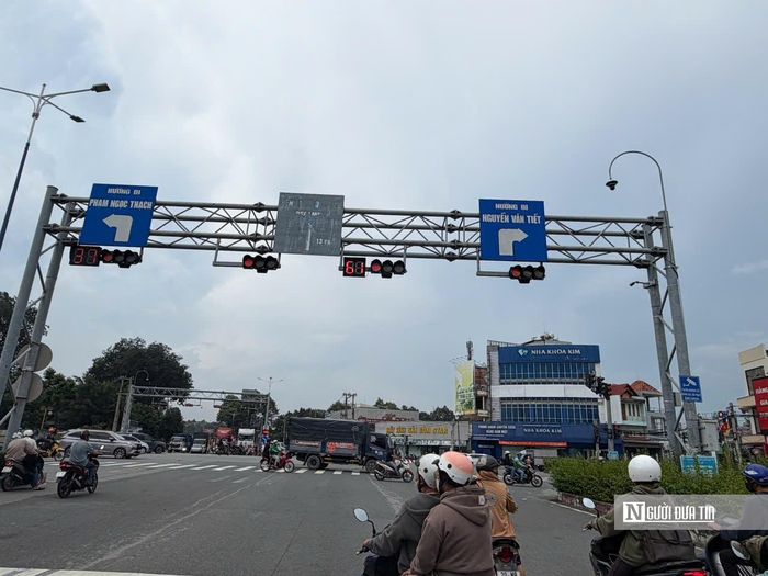 Từ ga C0, tuyến chuyển hướng vào đường Phạm Ngọc Thạch, tiếp tục đi trên cao dọc dải phân cách giữa tuyến đường này. Sau đó, hướng tuyến chuyển về phía Đại lộ Bình Dương, bám theo hành lang giao thông chính để tiến về khu vực Thuận An và Tp.HCM.