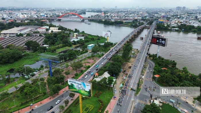 Từ ga C17, tuyến tiếp tục đi ngầm theo hành lang Quốc lộ 13, rồi vượt sông Sài Gòn và tiếp cận khu vực trung tâm Tp.HCM theo trục đường Xô Viết Nghệ Tĩnh.