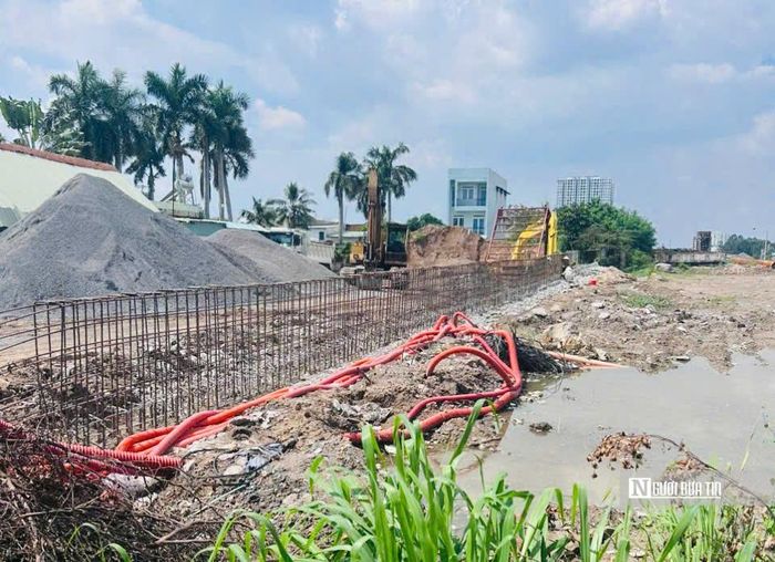 Từ ga C13, tuyến vượt Vành đai 2 và đi thẳng đến ga C14, bố trí trước Depot Hiệp Bình Phước. Depot này có diện tích khoảng 26,8ha, phục vụ sửa chữa và đậu tàu qua đêm.