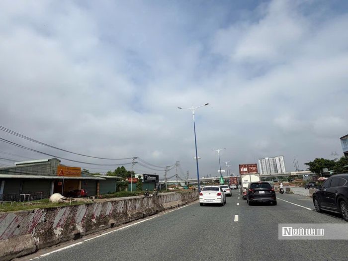 Sau khi đi dọc Đại lộ Bình Dương, tuyến metro vượt Vành đai 3 và dự kiến kết nối trung chuyển với tuyến đường sắt đô thị số 4 theo quy hoạch tại ga C5. Điểm giao cắt này có ý nghĩa trong việc tổ chức mạng lưới giao thông công cộng, giúp hành khách có thêm khả năng chuyển tuyến thay vì phụ thuộc hoàn toàn vào phương tiện cá nhân. (Trong ảnh là cầu vượt Vành đai 3, trên Quốc lộ 13).