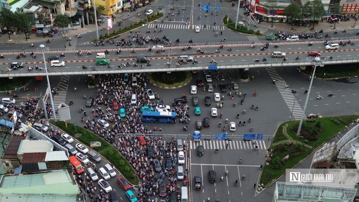Từ ga C19, tuyến đi qua khu vực Ngã tư Hàng Xanh. Ga C20 được bố trí tại khu vực ngã ba Xô Viết Nghệ Tĩnh - Nguyễn Cửu Vân. Sau ga C20, tuyến tiếp tục đi theo đường Nguyễn Thị Minh Khai, vượt kênh Nhiêu Lộc - Thị Nghè về phía hạ lưu cầu Thị Nghè. Ga C21 được bố trí tại khu vực Trung tâm thể thao Hoa Lư. Điểm cuối phạm vi nghiên cứu của tuyến là ga C23 tại khu vực công viên Tao Đàn.