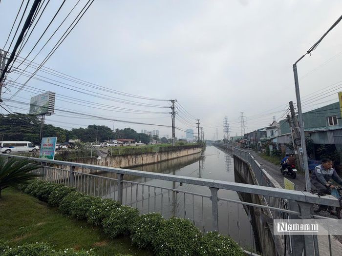 Sau khi băng qua Quốc lộ 13, metro số 2 sẽ đi ngầm dọc tuyến lưới điện cao thế và có hai ga C11 và C12 được bố trí lần lượt gần khu dân cư Vĩnh Phú 2, khu dân cư Bình Đức và hành lang dự kiến tuyến đường sắt Tp.HCM – Cần Thơ. Việc bố trí nhà ga tại những khu vực này hướng đến tăng khả năng tiếp cận giao thông công cộng của người dân, đồng thời tạo điều kiện kết nối với mạng lưới đường sắt dự kiến trong tương lai. (Trong ảnh là ngã 4 cầu Ông Bố, điểm giao cắt từ Bình Dương cũ qua Tp.HCM của tuyến metro số 2).