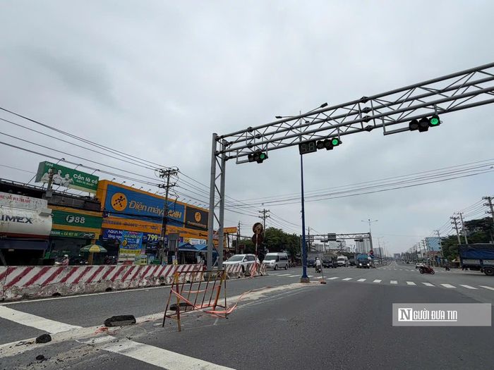 Tuyến metro số 2 tiếp tục đi dọc Quốc lộ 13, qua khu công nghiệp VSIP 1.