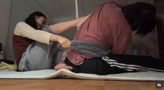 Ca sĩ Lee Hyori đăng tải khoảnh khắc tập yoga, cùng chồng hồi phục sức khỏe sau biến cố.