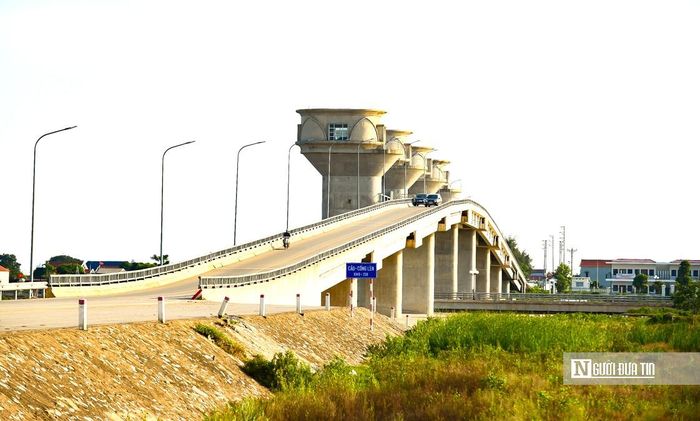 Bà Vũ Thị Tiêm, trú tại thôn Đa Tân, xã Vạn Lộc, cho biết, khi biết tin nhà nước đầu tư xây dựng và nay đã hoàn thành công trình, bà và người dân địa phương rất vui mừng. Ngoài việc ngăn mặn, giữ ngọt thì Cống Lèn còn tạo điều kiện thuận lợi cho người dân đi lại qua sông, thông thương buôn bán.