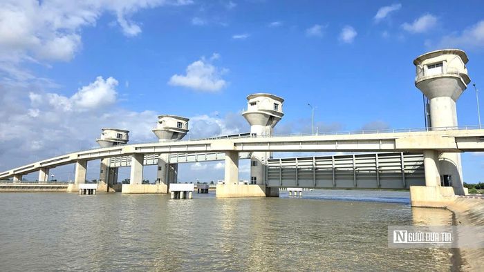 Theo thiết kế, hệ thống thủy lợi sông Lèn cung cấp nước tưới cho hơn 18.000ha đất canh tác, phục vụ 4.800ha nuôi trồng thủy sản, bảo đảm nguồn nước sinh hoạt cho hơn 770.000 người dân, đồng thời đáp ứng nhu cầu nước cho chăn nuôi và hơn 2.000ha tại khu công nghiệp.