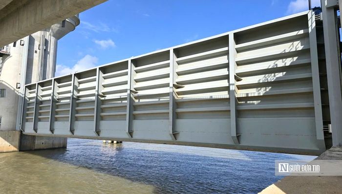 Mỗi tấm thép khổng lồ dài 40m, nặng hàng chục tấn giúp con đập chủ động đóng mở theo sự lên xuống của thủy triều.