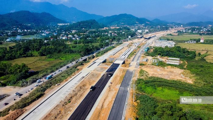 Đầu năm 2026 công tác bàn giao mặt bằng mới hoàn thành. Đến nay, theo ghi nhận của PV, các nhà thầu đang huy động máy móc, nhân lực, đồng loạt triển khai thi công trên nhiều đoạn tuyến. Một số vị trí đã khoác lớp nhựa mới, trong khi nền đường và các hạng mục cầu vượt dần lộ rõ hình hài.