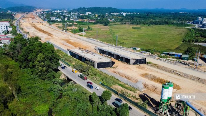 Trên toàn tuyến, 4 cầu vượt và 5 hầm chui đang từng bước định hình diện mạo trục giao thông quy mô lớn, tăng cường kết nối khu vực phía Tây Thủ đô.