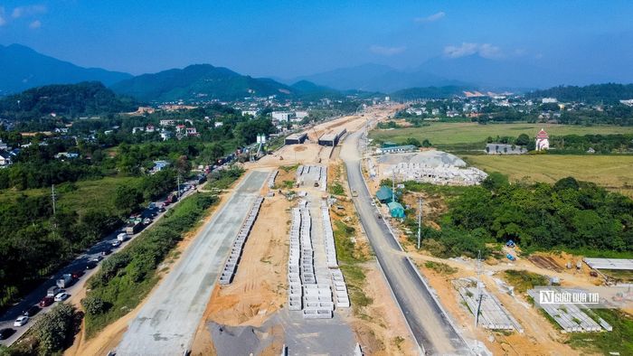 Dự án đầu tư tuyến đường cao tốc Đại lộ Thăng Long đoạn nối từ Quốc lộ 21 đến cao tốc Hà Nội - Hòa Bình được khởi công từ tháng 10/2023 được kỳ vọng mở rộng kết nối giao thông khu vực phía Tây Thủ đô.