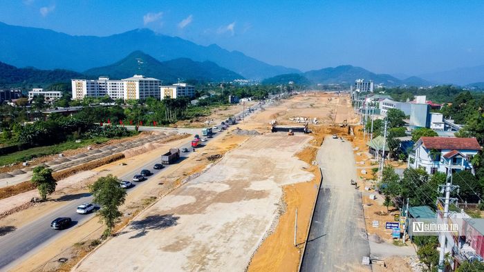 Tuyến đường được thiết kế với mặt cắt ngang rộng 120-161m, theo tiêu chuẩn kỹ thuật cấp đặc biệt.