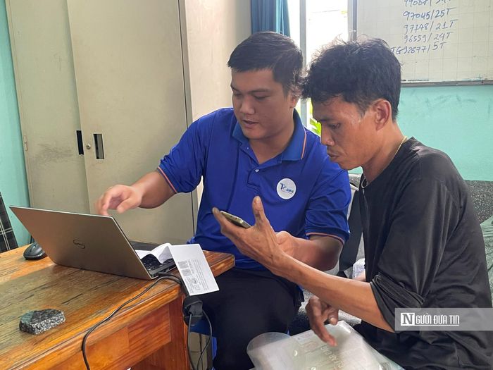 Một chủ tàu cá cài đặt nhật ký điện tử khai thác thủy sản trước khi làm thủ tục cho tàu rời bến tại Cảng cá Quy Nhơn.