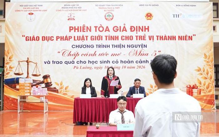 Hình thức tuyên truyền pháp luật qua phiên tòa giả định được Chi hội gia Công ty Luật Hợp danh The Light (trực thuộc Hội Luật gia Việt Nam) tổ chức tại Trường THCS &THPT Bá Thước (tỉnh Thanh Hoá). 